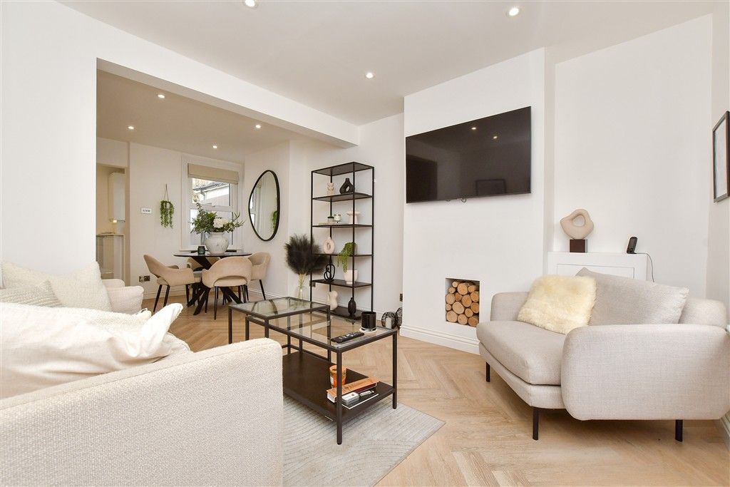 Property photo 3 of 15 Lounge / Diner