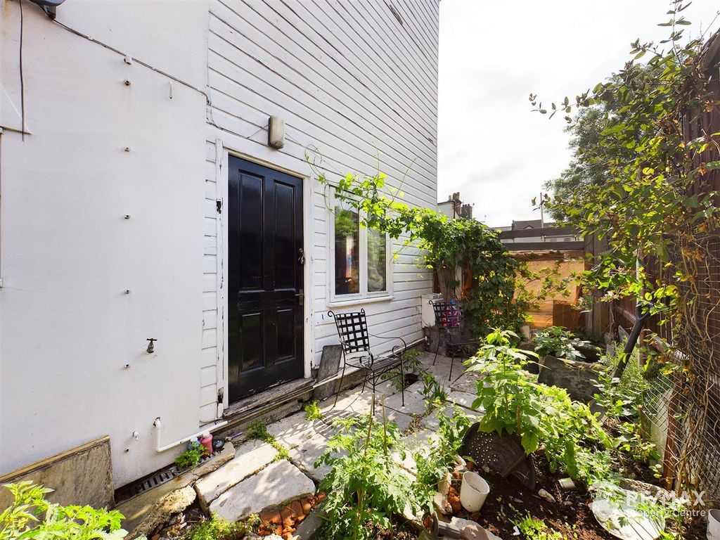 Property photo 2 of 7 Courtyard.Jpg