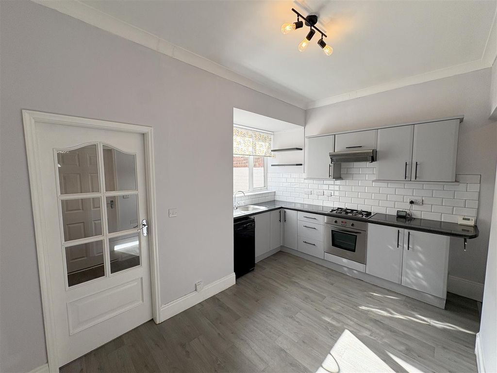 Property photo 3 of 12 Kitchen