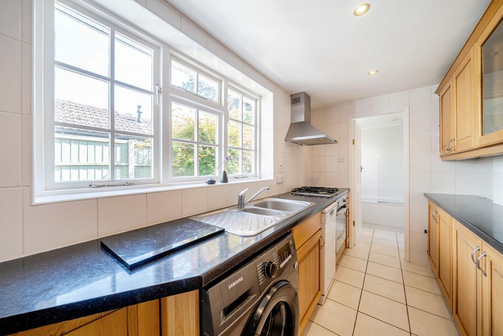 Property photo 3 of 11 1339735-24-689B53...