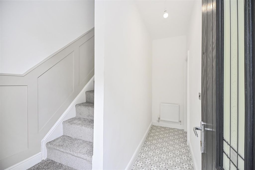 Property photo 2 of 19 8 Manchester Road Entrance Hall.Jpg