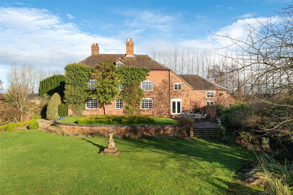 Property photo 1 of 32 Dodecote Grange