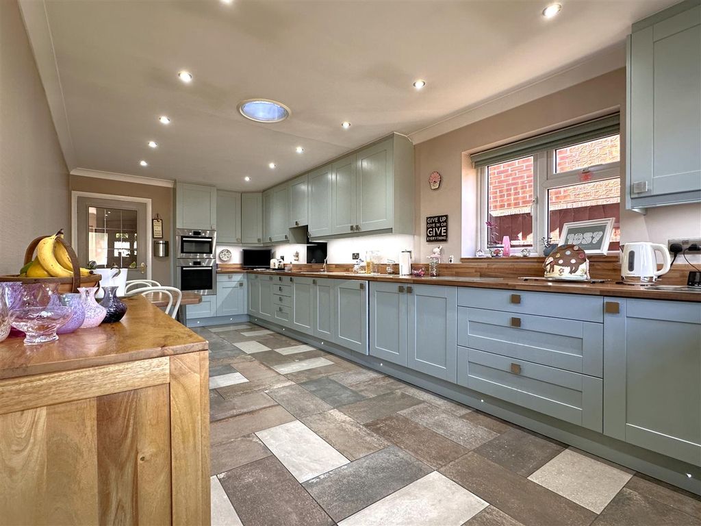 Property photo 2 of 25 Extensive Modern Kitchen 974