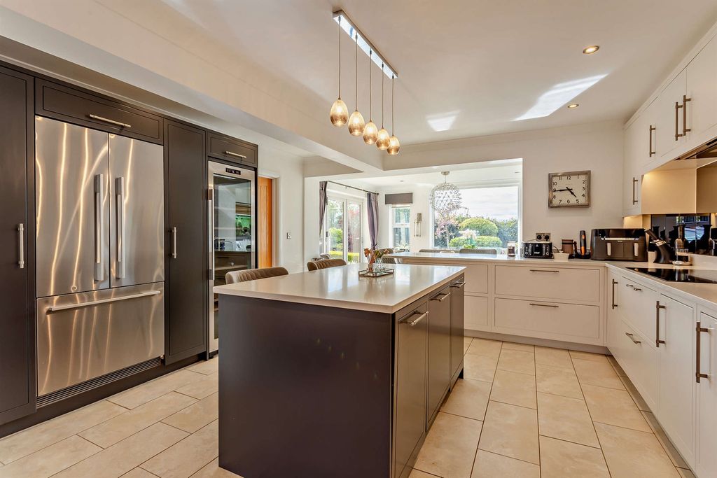 Property photo 3 of 10 Kitchen