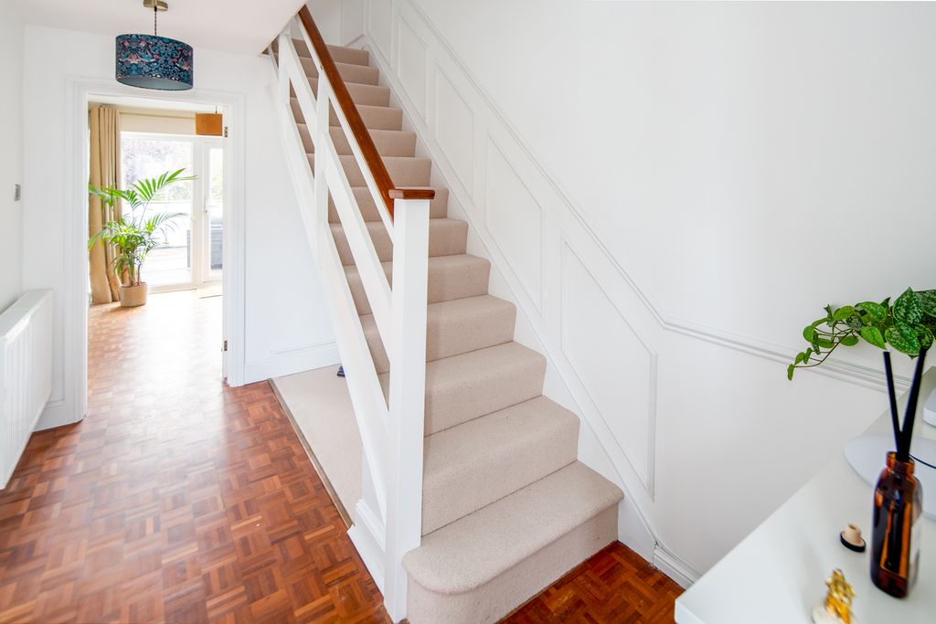 Property photo 3 of 19 Entrance Hall