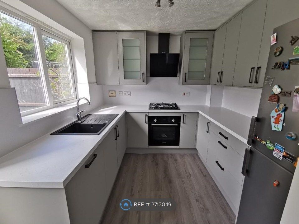 Property photo 3 of 12 Kitchen