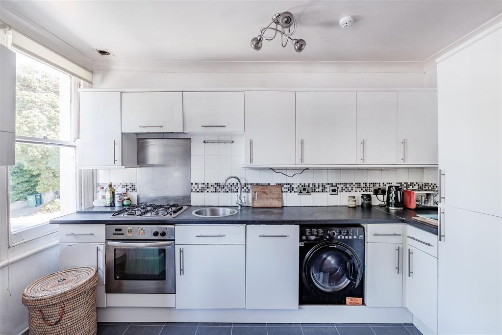 Property photo 3 of 11 Kitchen