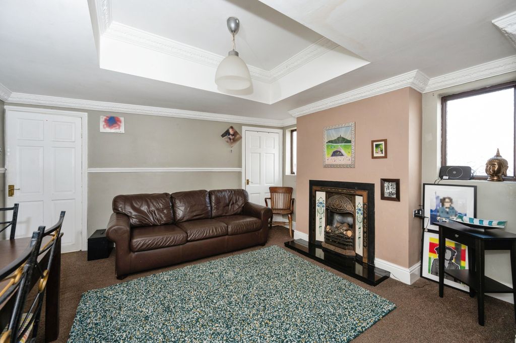 Property photo 3 of 17 Dining/Living