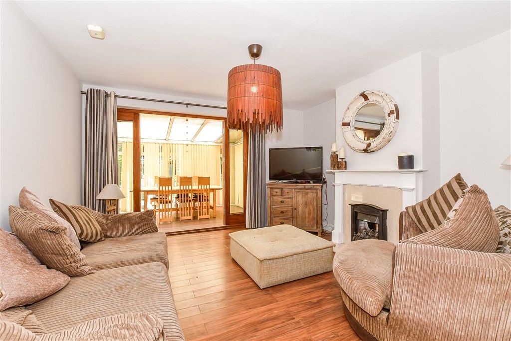 Property photo 3 of 12 Lounge