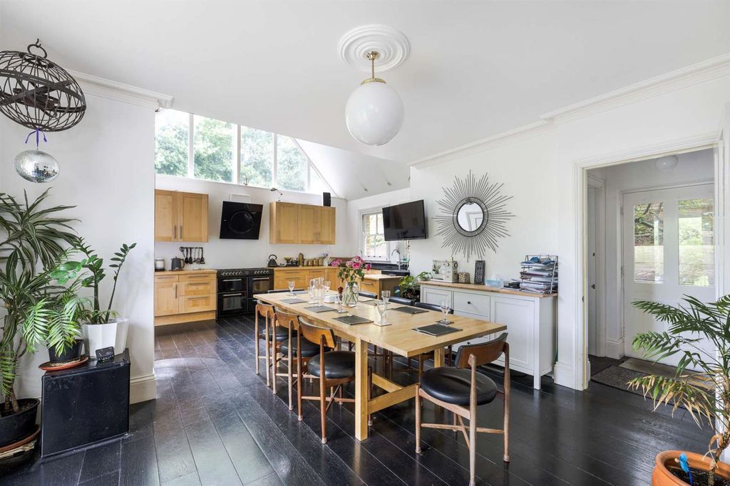 Property photo 3 of 27 The Vinyard, 17 Broadwater Rise, Guildford, Surrey