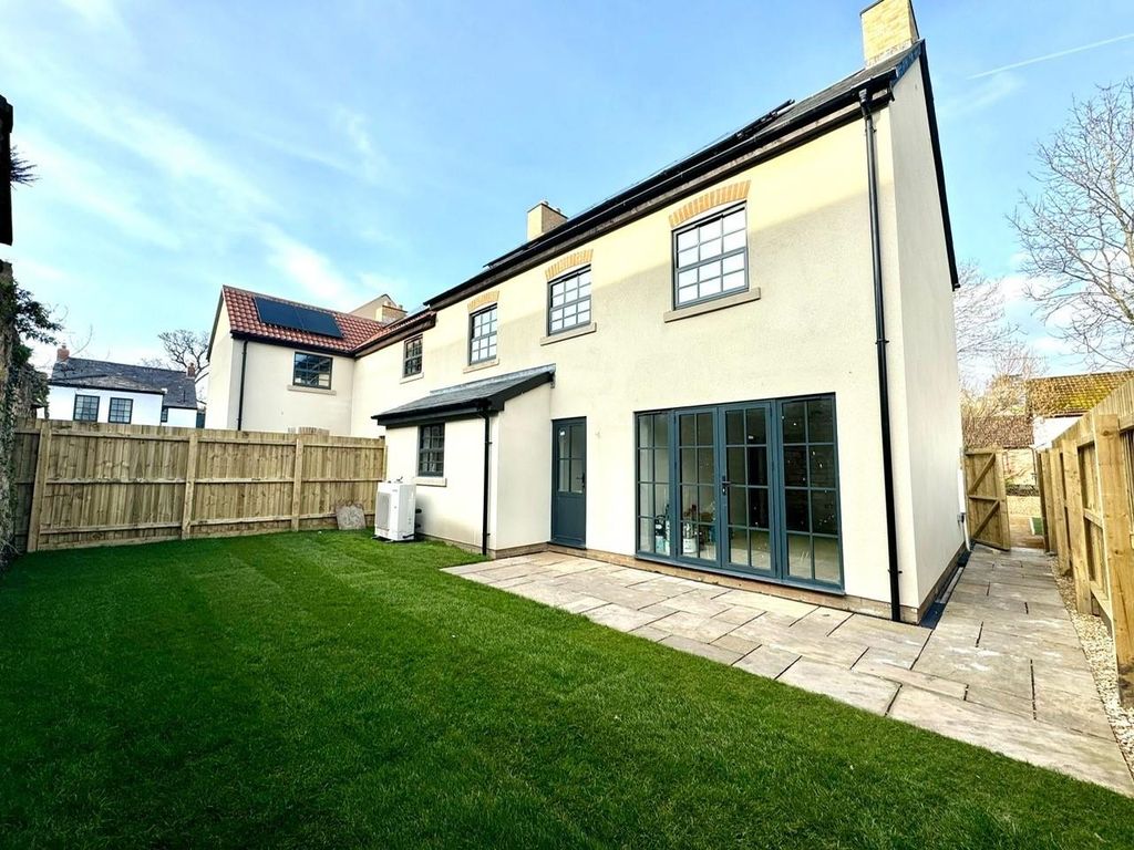 Property photo 2 of 11 Outside