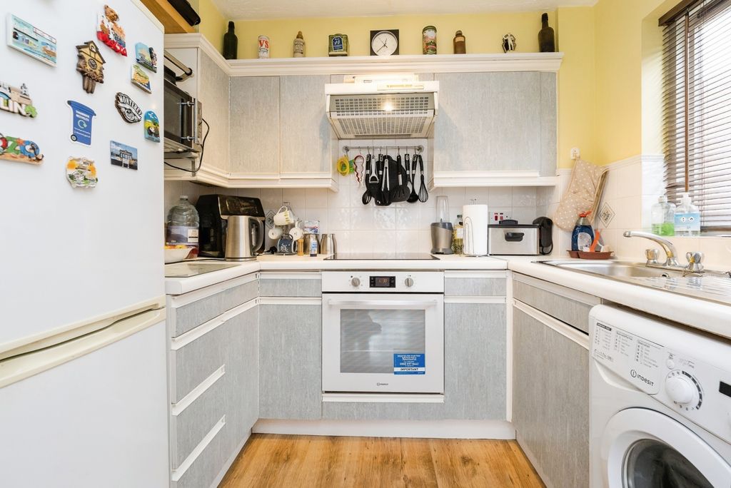 Property photo 3 of 17 Kitchen