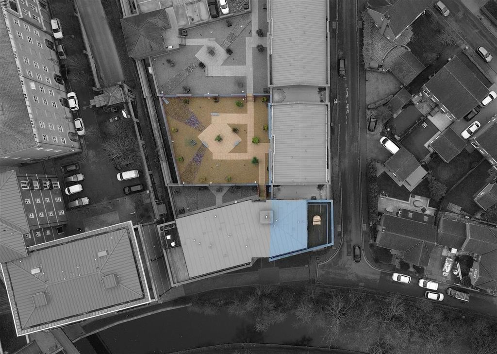 Property photo 2 of 11 Approach