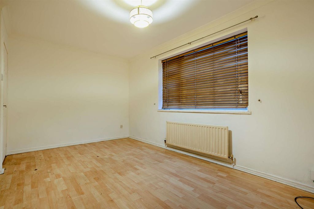 Property photo 3 of 9 8678154-Interior14-800.Jpg