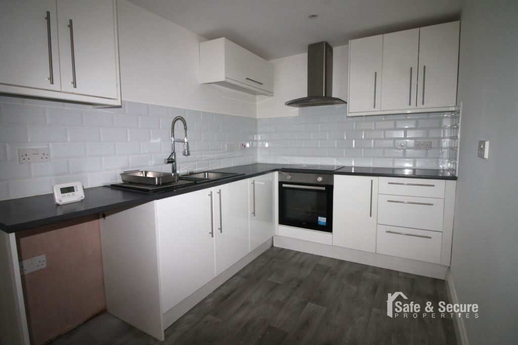 Property photo 3 of 12 Kitchen