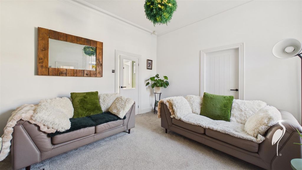 Property photo 3 of 18 Lounge