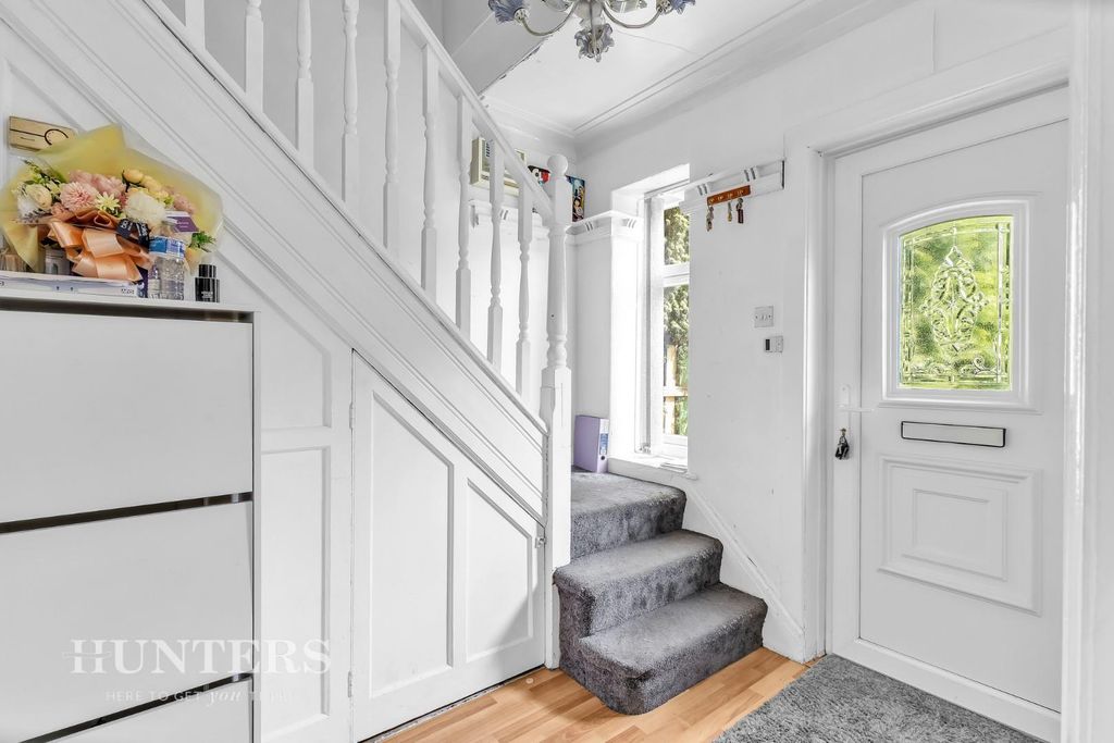 Property photo 3 of 20 Entrance Hall