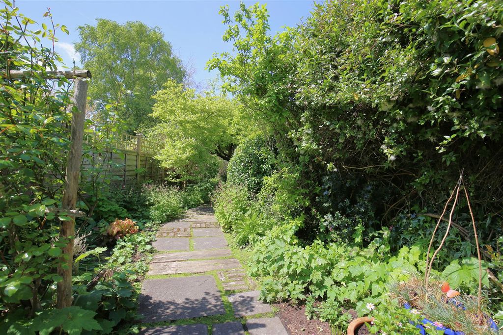 Property photo 2 of 21 Beautiful Cottage Garden