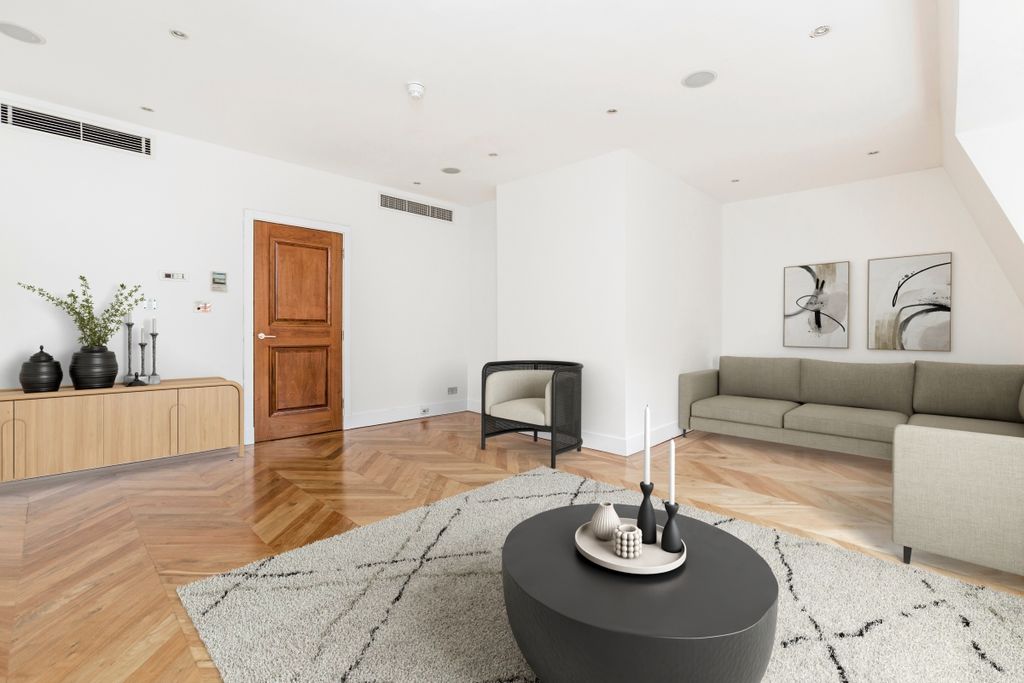 Property photo 3 of 8 Hans Crescent 10 ...
