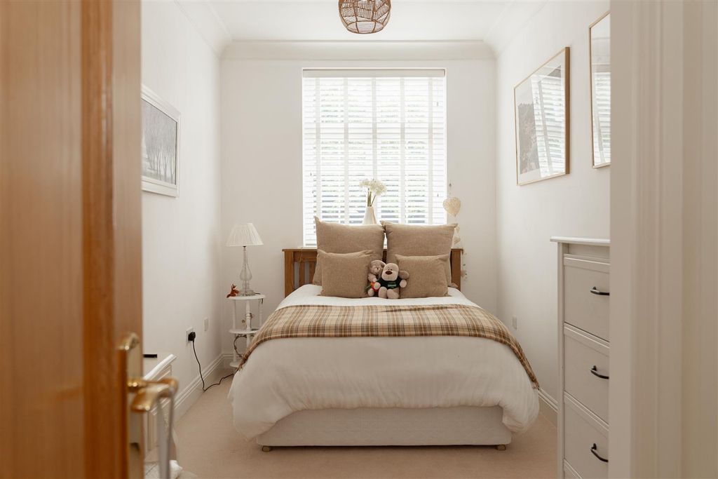 Additional image 6 of 2 bed flat for saleFlanchford Road, Reigate RH2