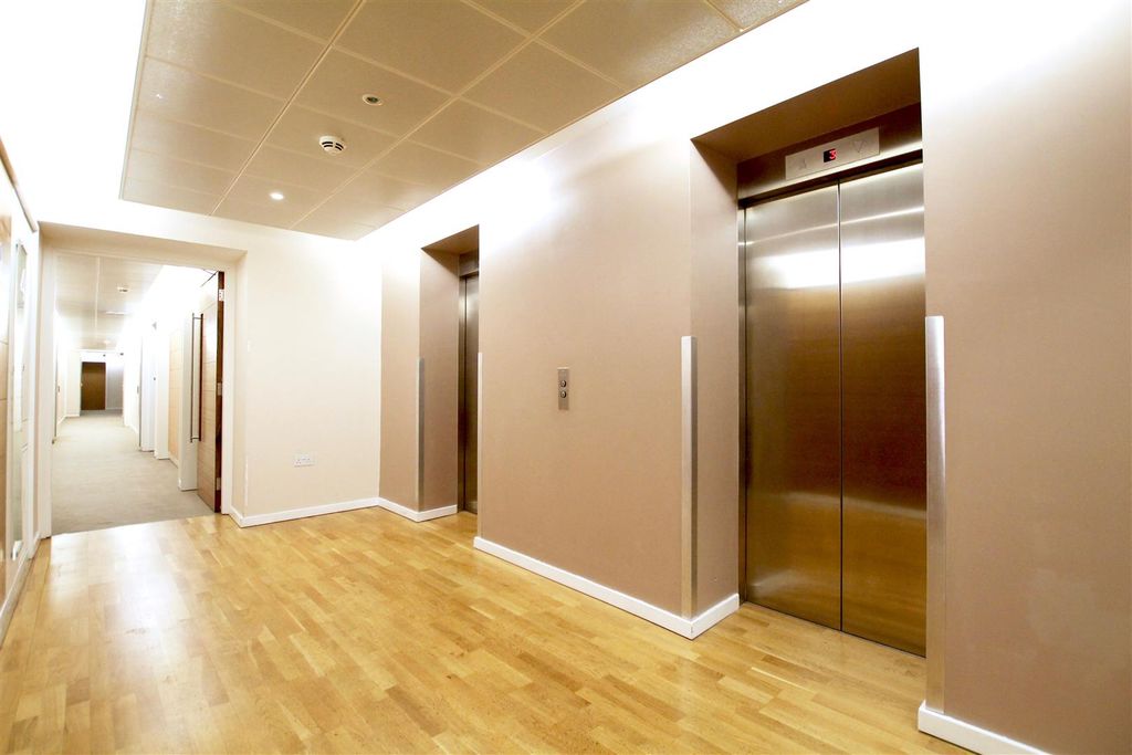 Property photo 2 of 6 Lift