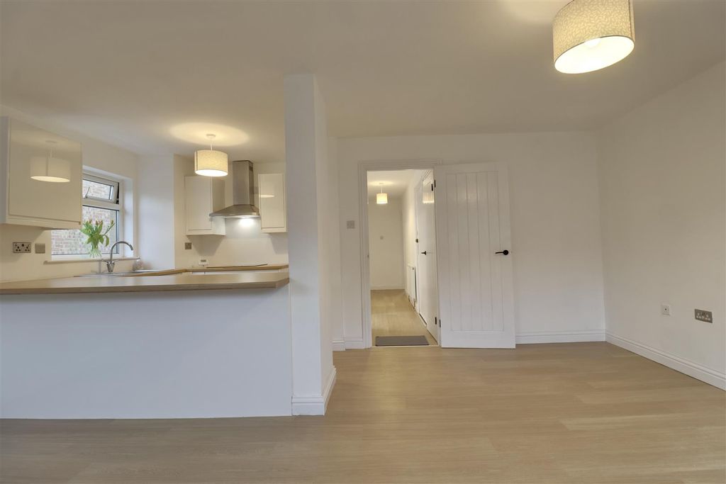 Property photo 3 of 21 Ca44A63E-5Aa4-44C0-A980-624B0548F5E0_1_201_A.Jpeg