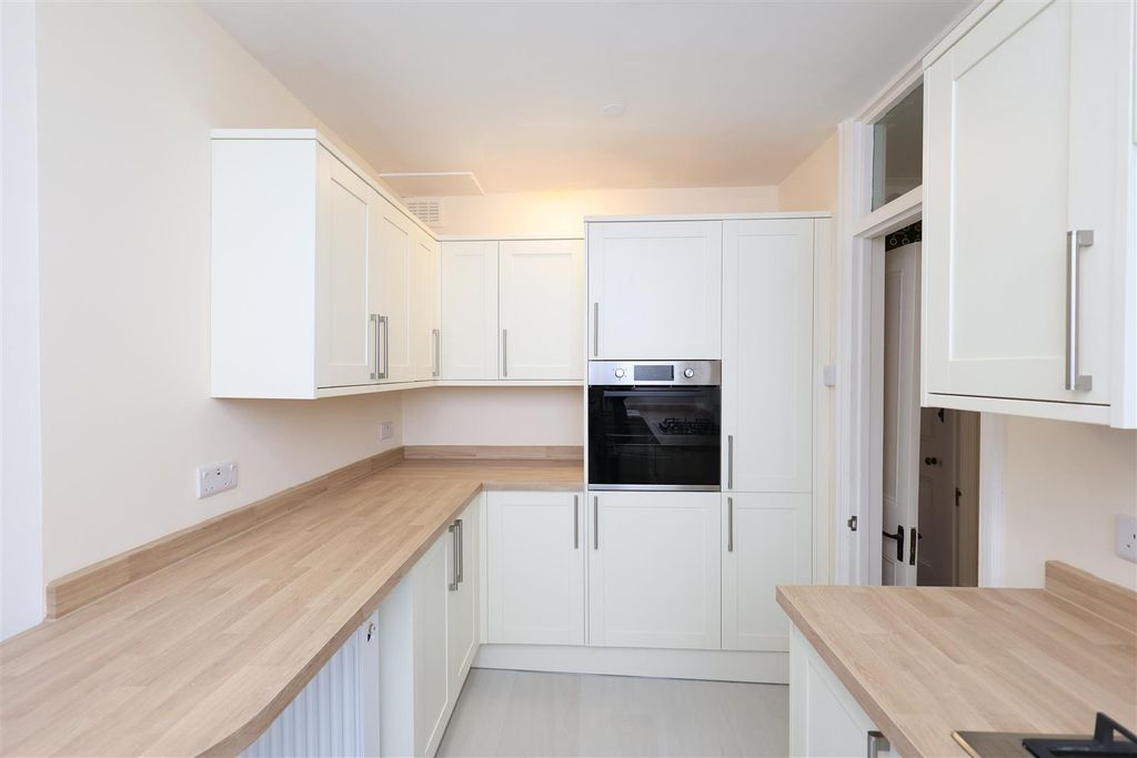 Property photo 2 of 31 Kitchen