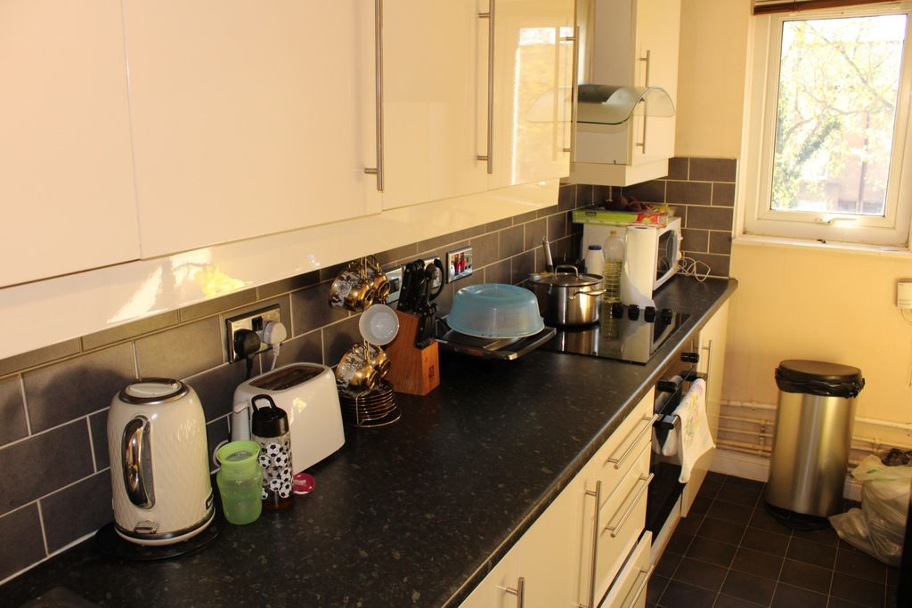 Property photo 3 of 11 Kitchen