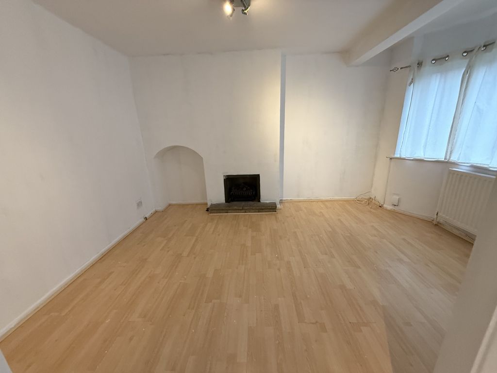 Property photo 3 of 16 Lounge