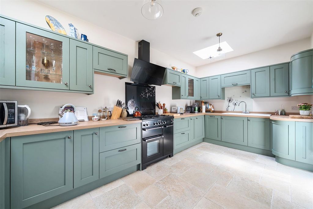 Property photo 3 of 19 Kitchen