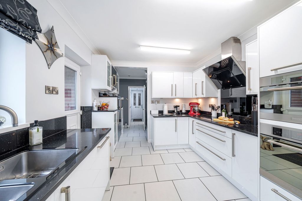 Property photo 3 of 28