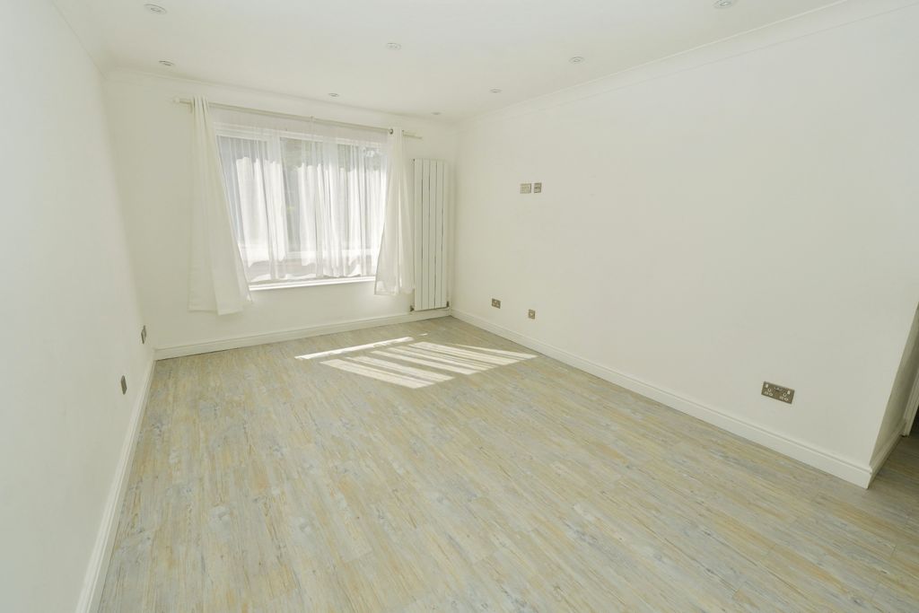 Property photo 3 of 21 Lounge