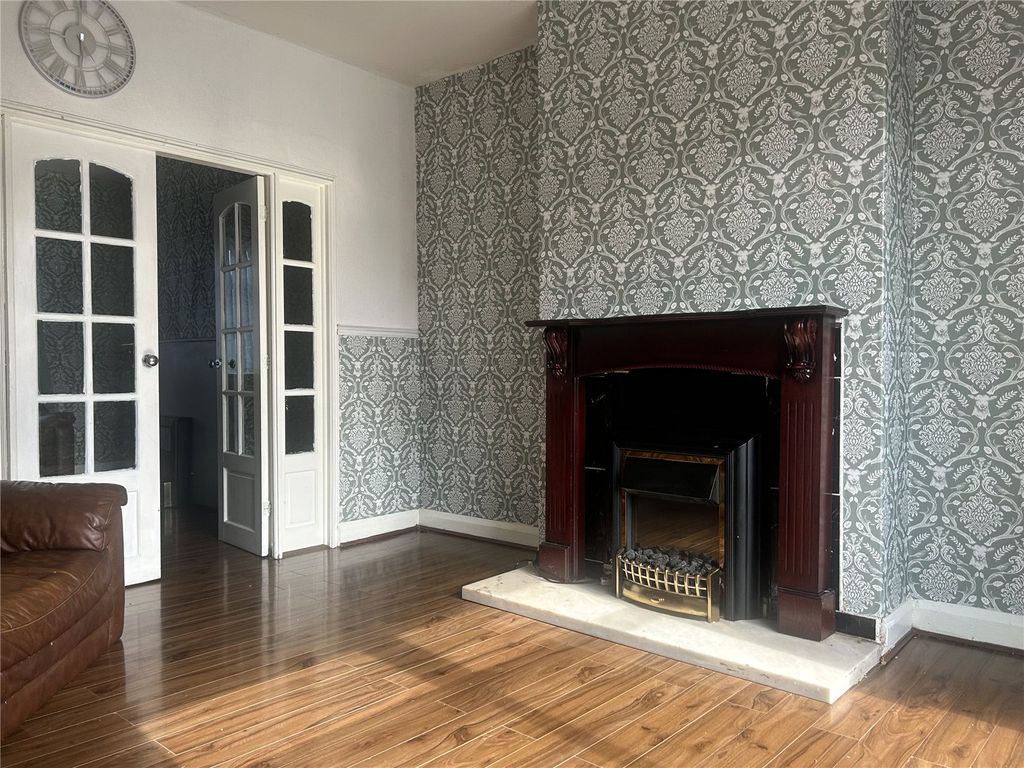 Property photo 3 of 18 Lounge