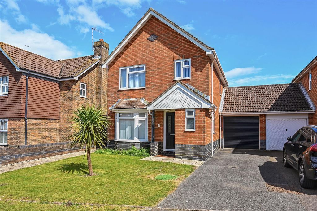 Property photo 1 of 24 2 Gainsborough Road - Tn402Ul - Photos (27).Jpg