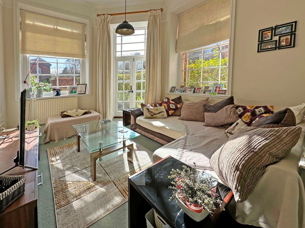 Property photo 3 of 13 6 Lr c