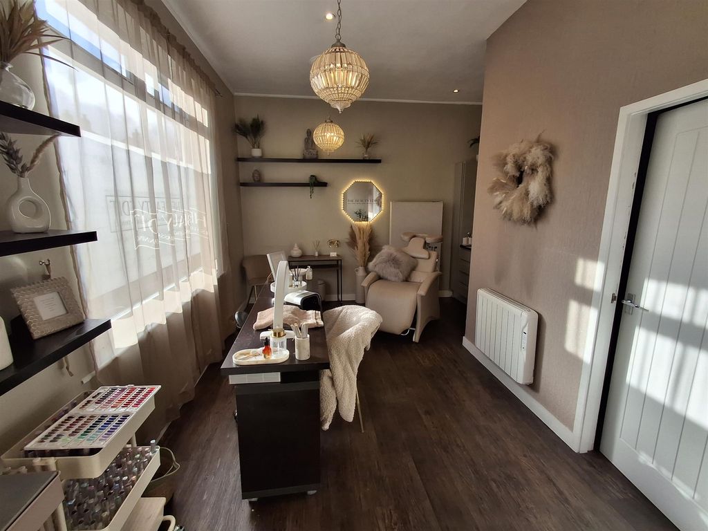 Property photo 1 of 7 Photo 0