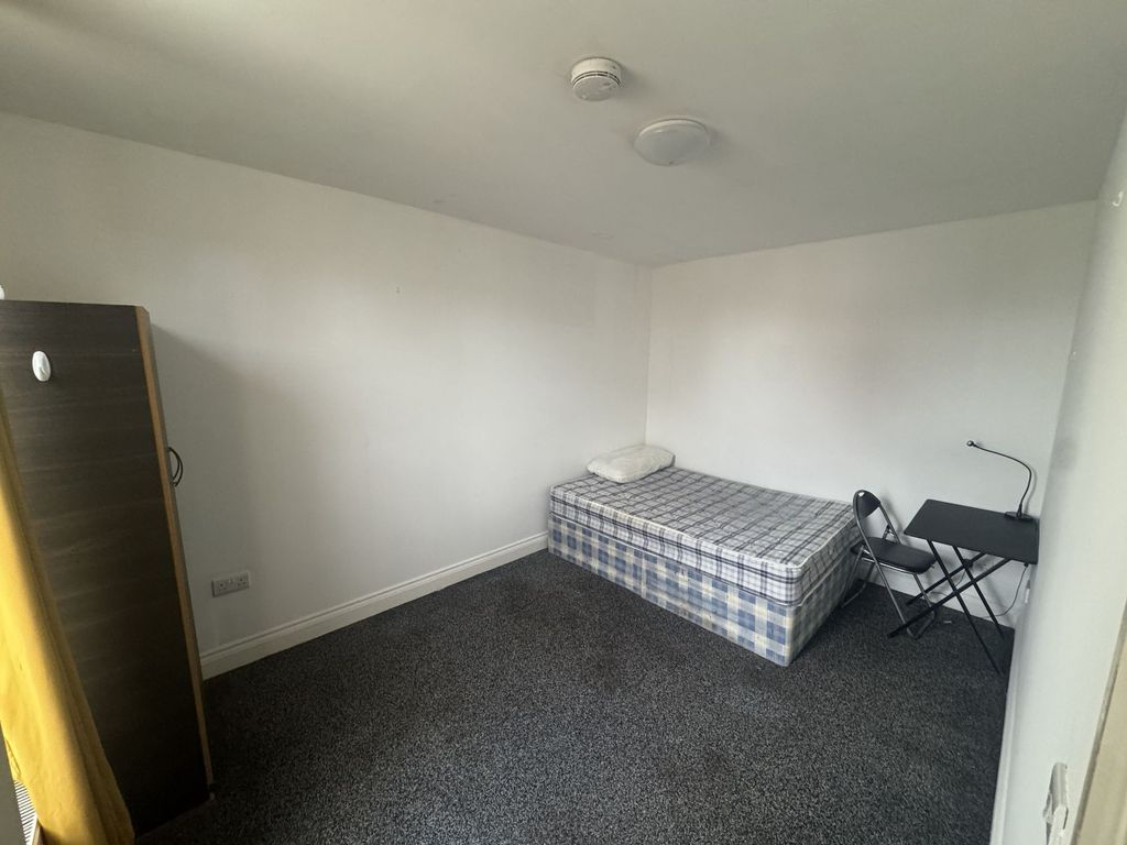 Property photo 1 of 4 Bright And Spacious Bedroom With Dedicated Desk...