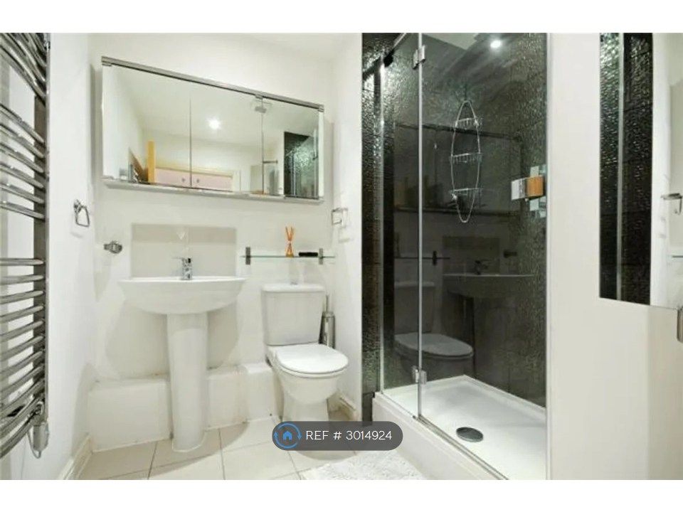 Property photo 3 of 12 En-Suit Bathroom