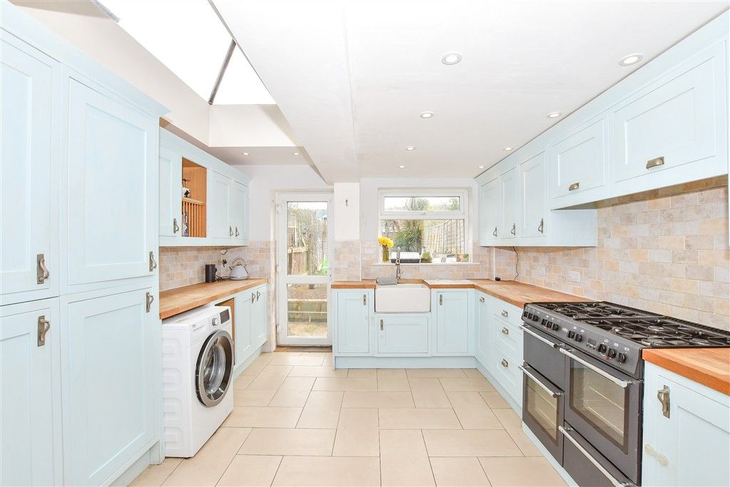 Property photo 3 of 9 Kitchen
