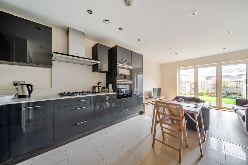 Property photo 2 of 8 Kitchen / Dining Room