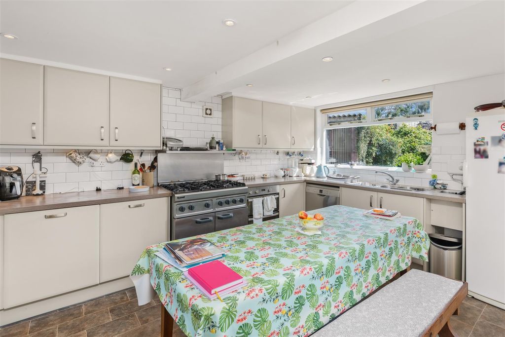 Property photo 3 of 15 6 Whittall Street, Kings Sutton-12.Jpg