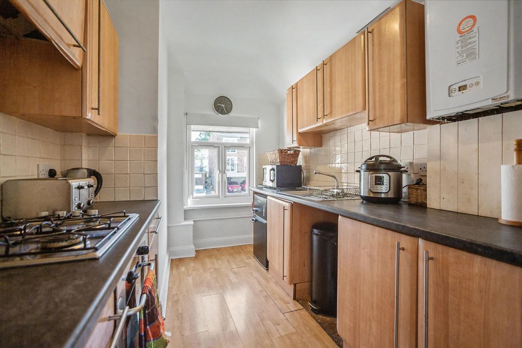 Property photo 3 of 6 Oxden Court - Kitchen