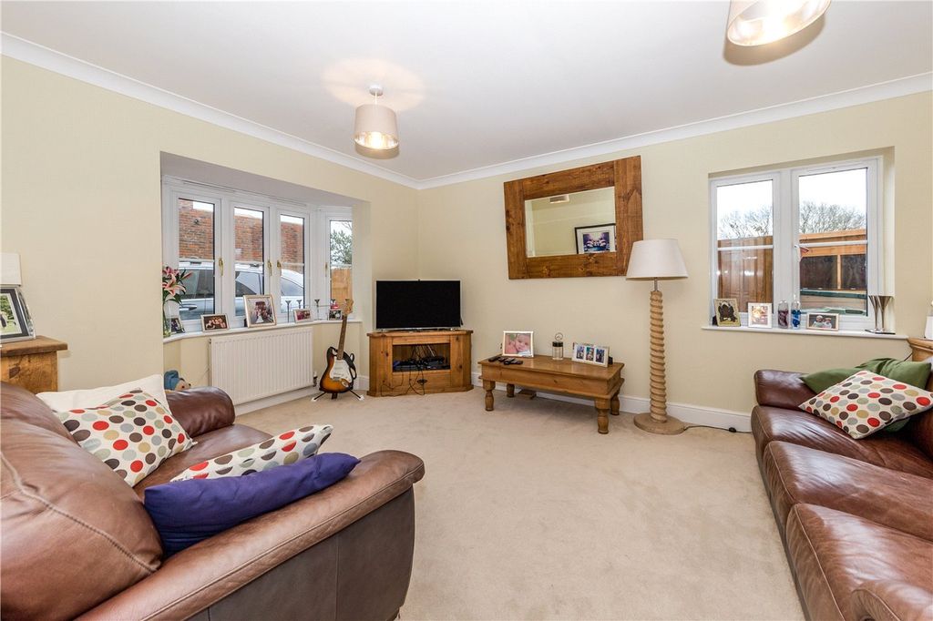 Property photo 2 of 17 Lounge