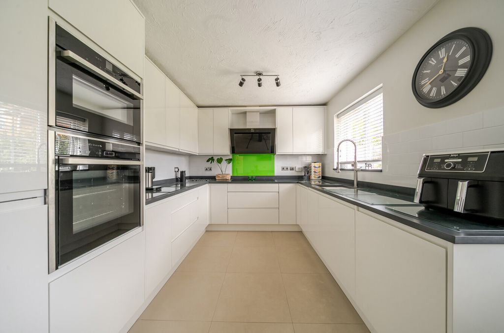 Property photo 2 of 29 1355919-22-68d140...