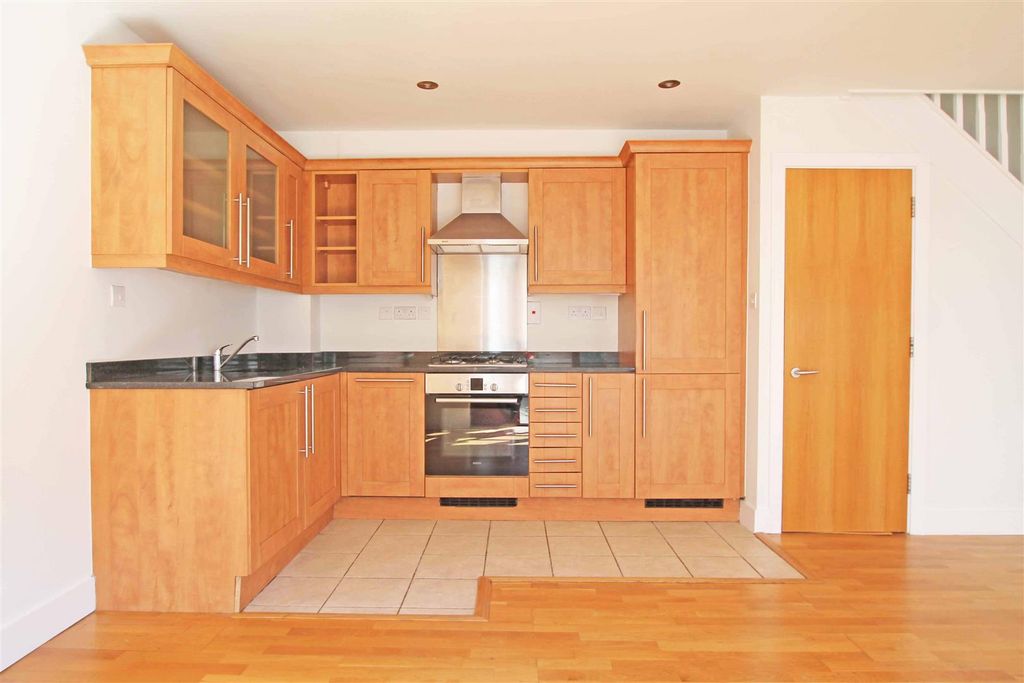 Property photo 3 of 10 Kitchen