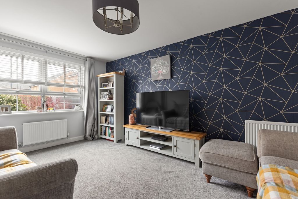 Property photo 3 of 20 Lounge