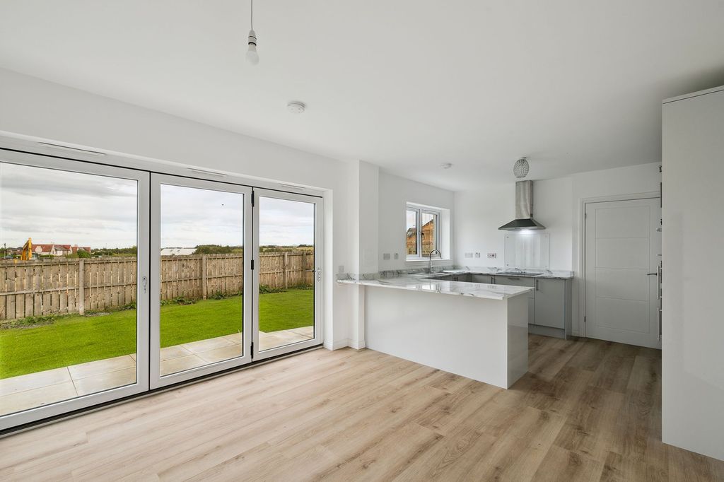 Property photo 3 of 36 Dining/Kitchen