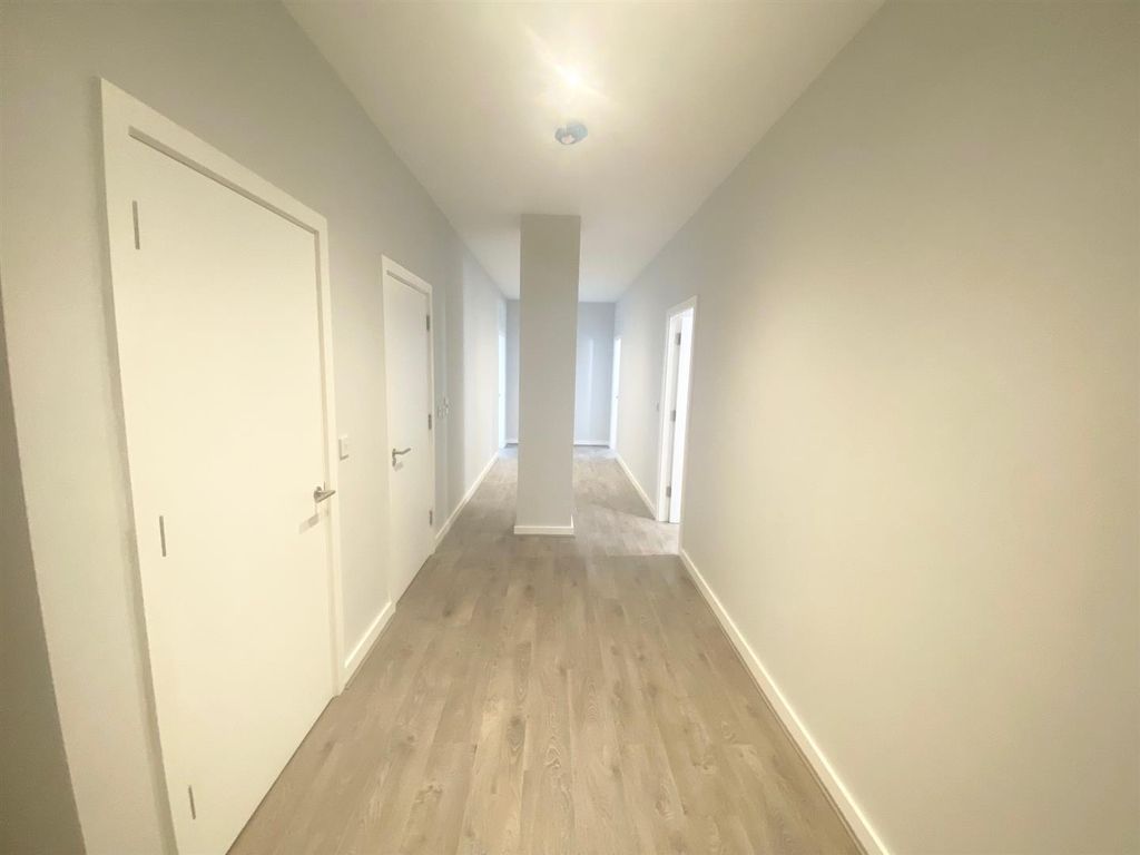 Property photo 2 of 11 Hallway