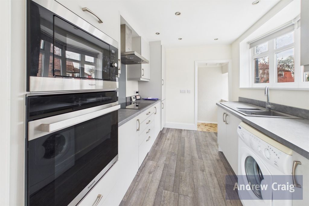 Property photo 3 of 11 Kitchen