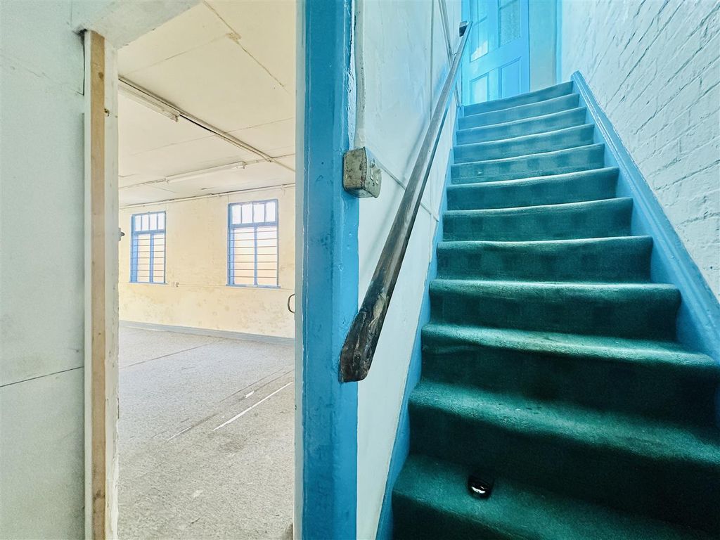 Property photo 2 of 9 Entrance Hall